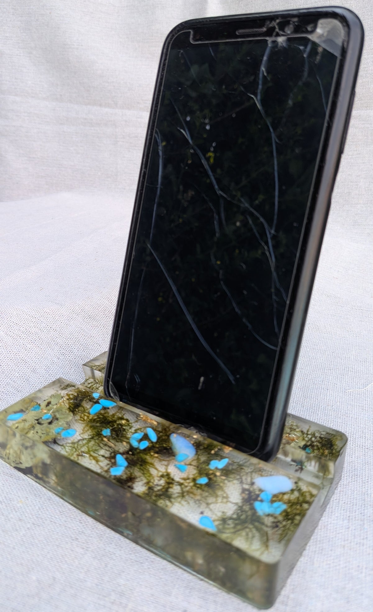 One-of-a-kind resin phone stand with real insect and natural stones – EL-CreationS