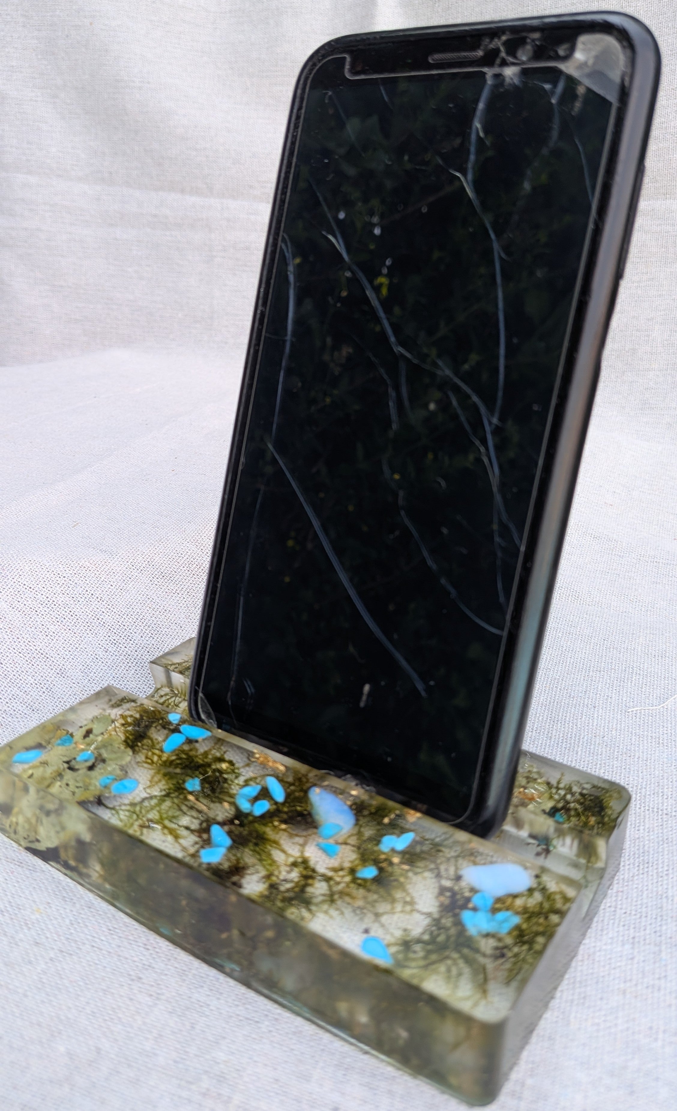 One-of-a-kind resin phone stand with real insect and natural stones – EL-CreationS