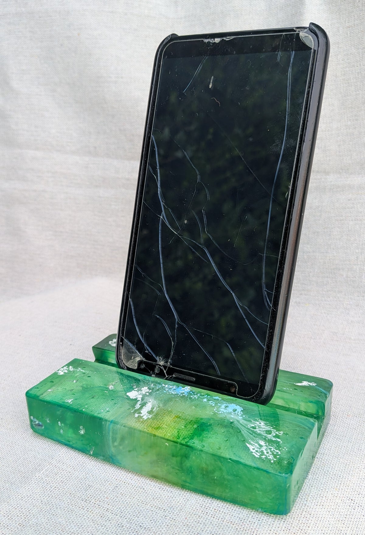 Phone in green marble resin stand – cottagecore boho desk accessory, compatible with most smartphones – EL-CreationS