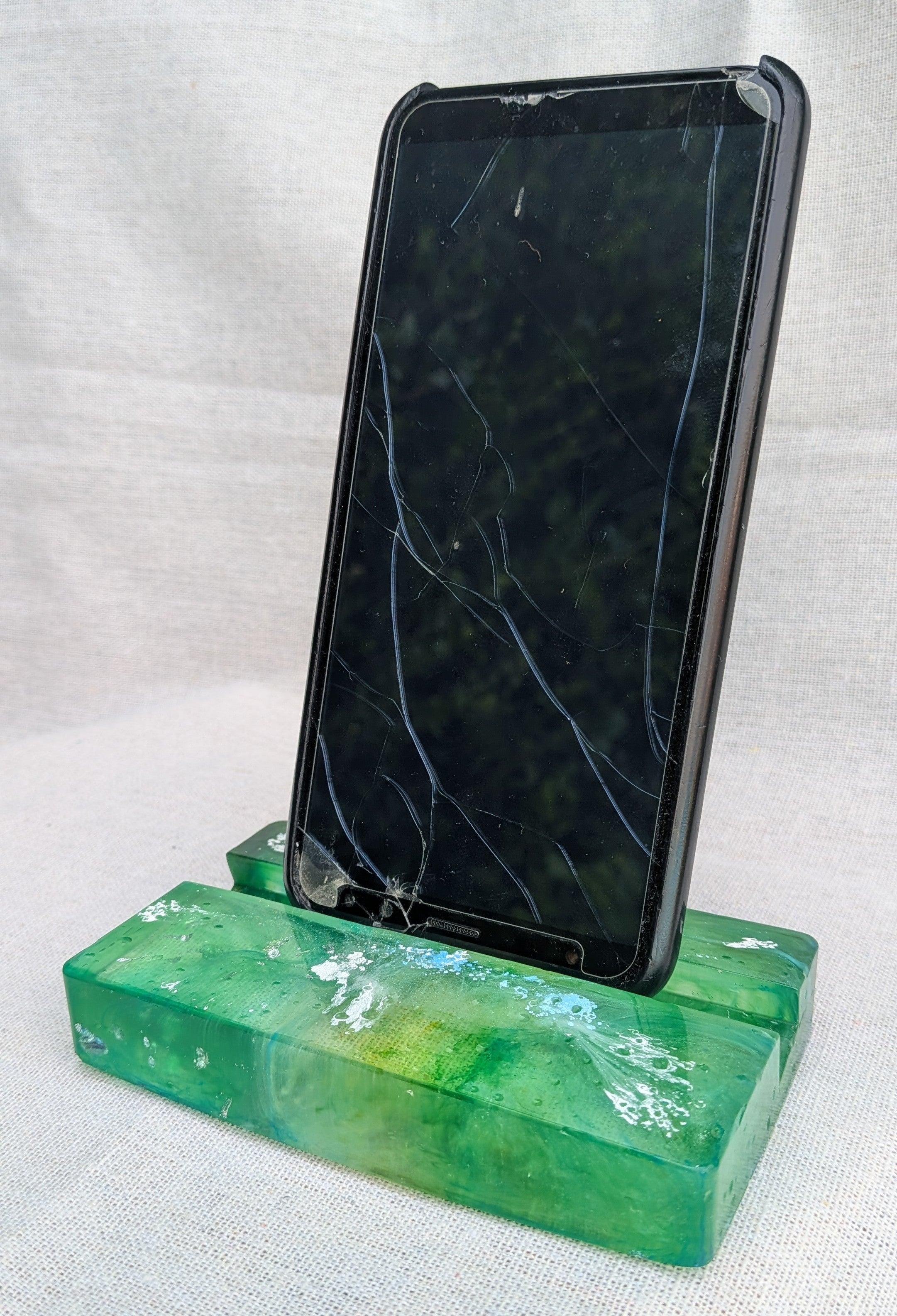 Phone in green marble resin stand – cottagecore boho desk accessory, compatible with most smartphones – EL-CreationS