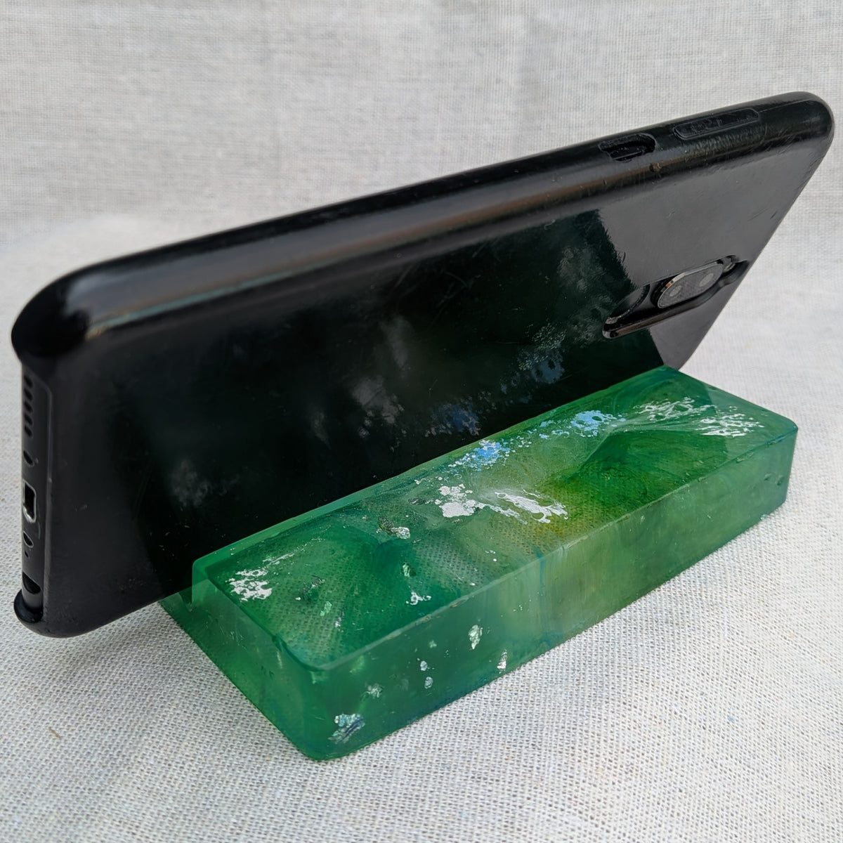 Close-up of emerald green resin surface with silver shimmer and marble effect – handmade desk decor – EL-CreationS