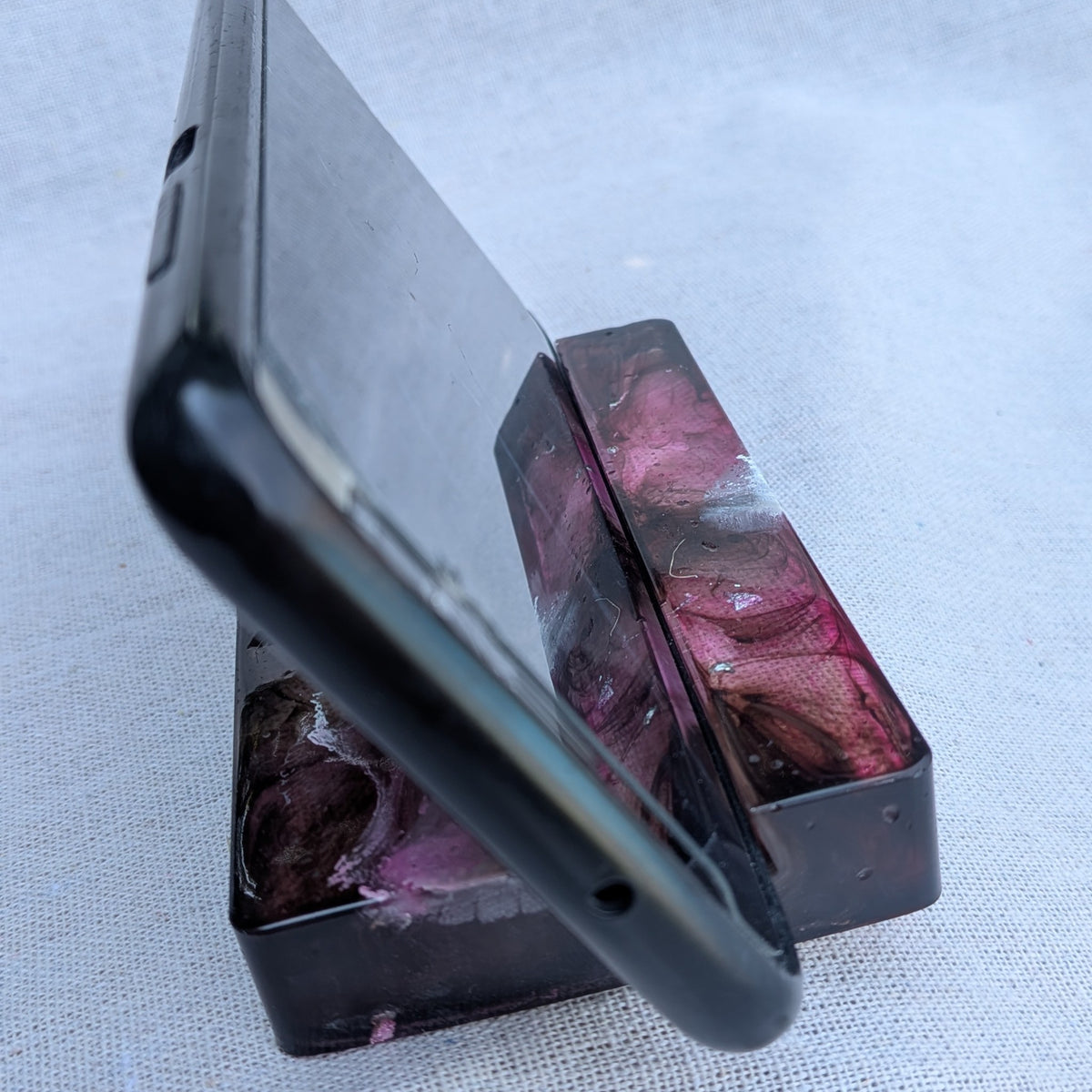 Front view of black purple pink marble resin phone stand, 12x7cm – handmade maximalist desk gift – EL-CreationS