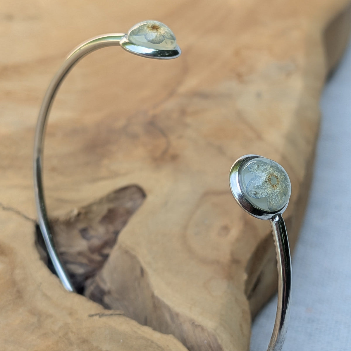 Forget-me-not flower resin open cuff bracelet side view on driftwood – EL-Creations