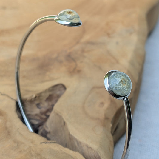 Forget-me-not flower resin open cuff bracelet side view on driftwood – EL-Creations