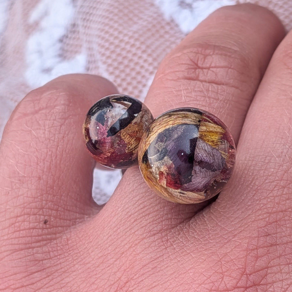 Handmade double sphere tulip resin ring side view on fingers green background – EL-Creations