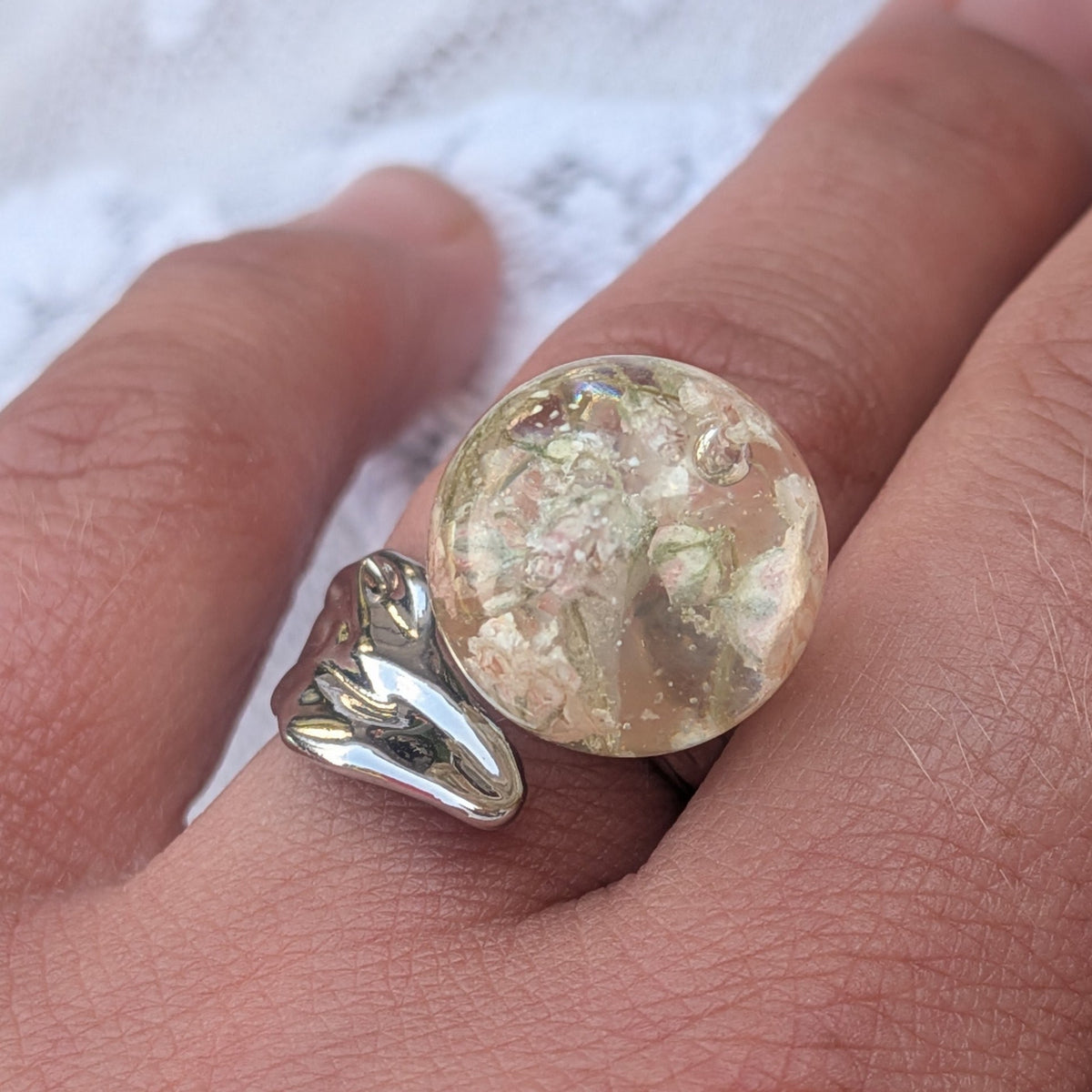 Wedding jewelry ring with real baby's breath – unique handmade resin sphere, made in Belgium – EL-CreationS