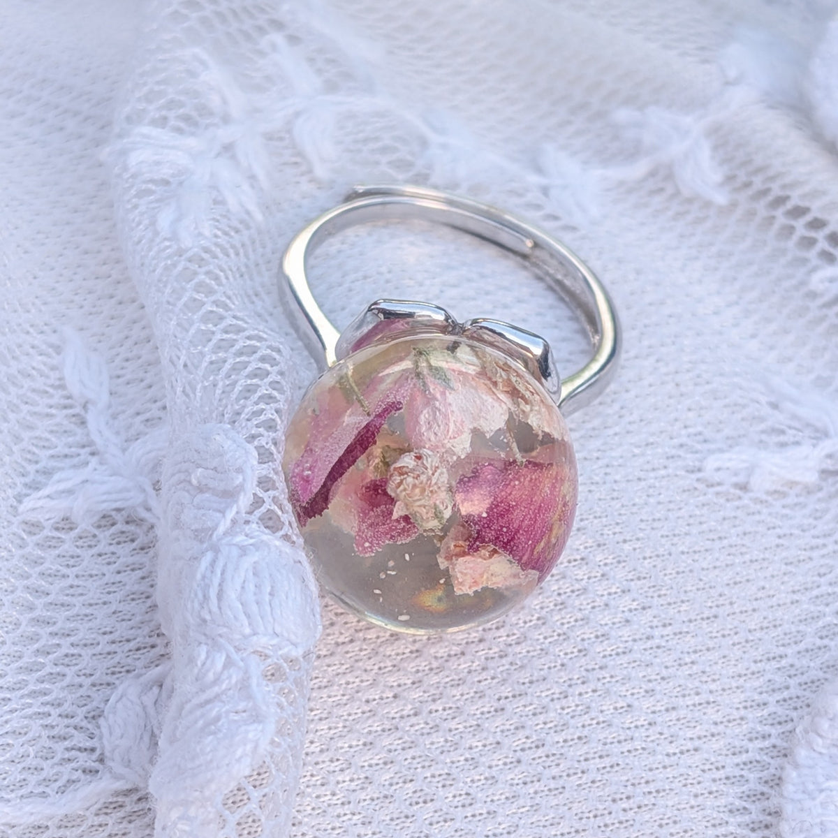 Adjustable resin ring with real carnation and gypsophila flowers, 16mm sphere – EL-CreationS