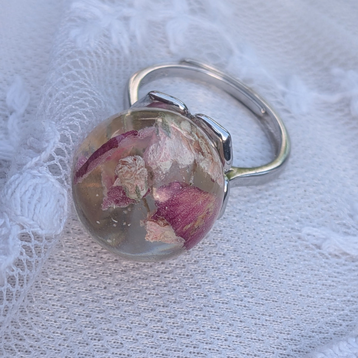 Real dried flower ring in resin sphere – carnation & gypsophila, tarnish-free band – EL-CreationS
