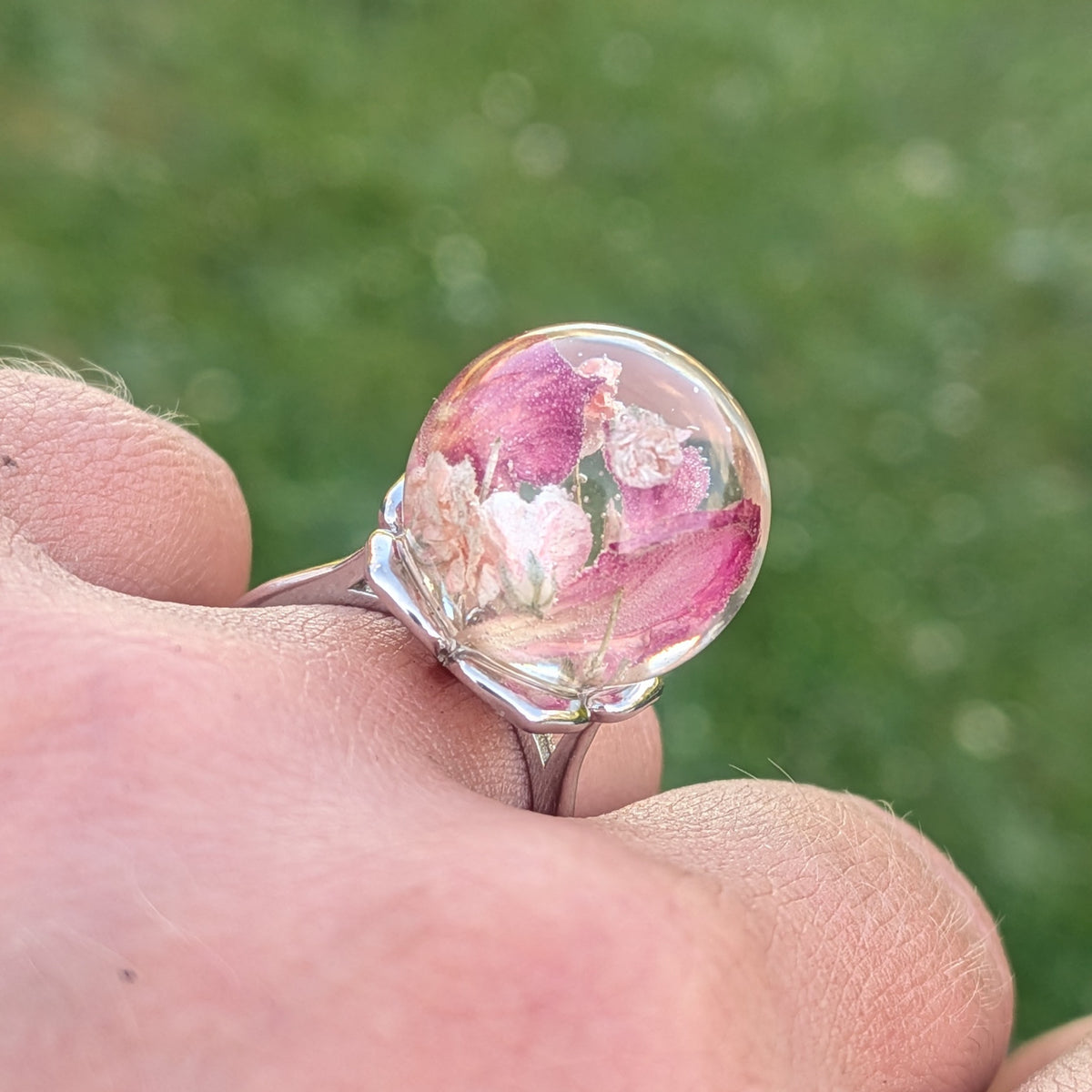 Adjustable silver resin ring with real flowers– EL-CreationS