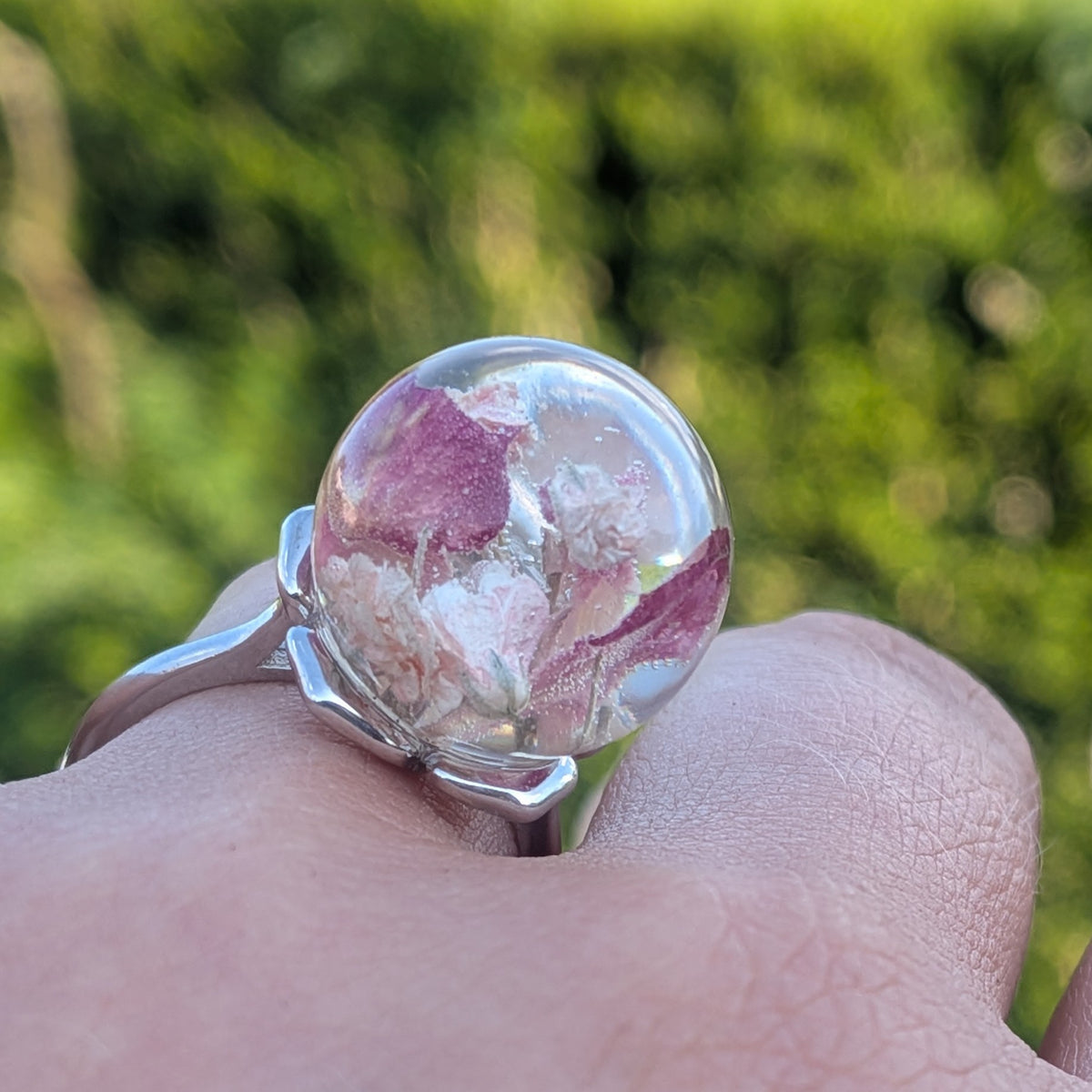  Carnation and baby's breath resin ring held against green nature background – adjustable botanical jewelry – EL-CreationS