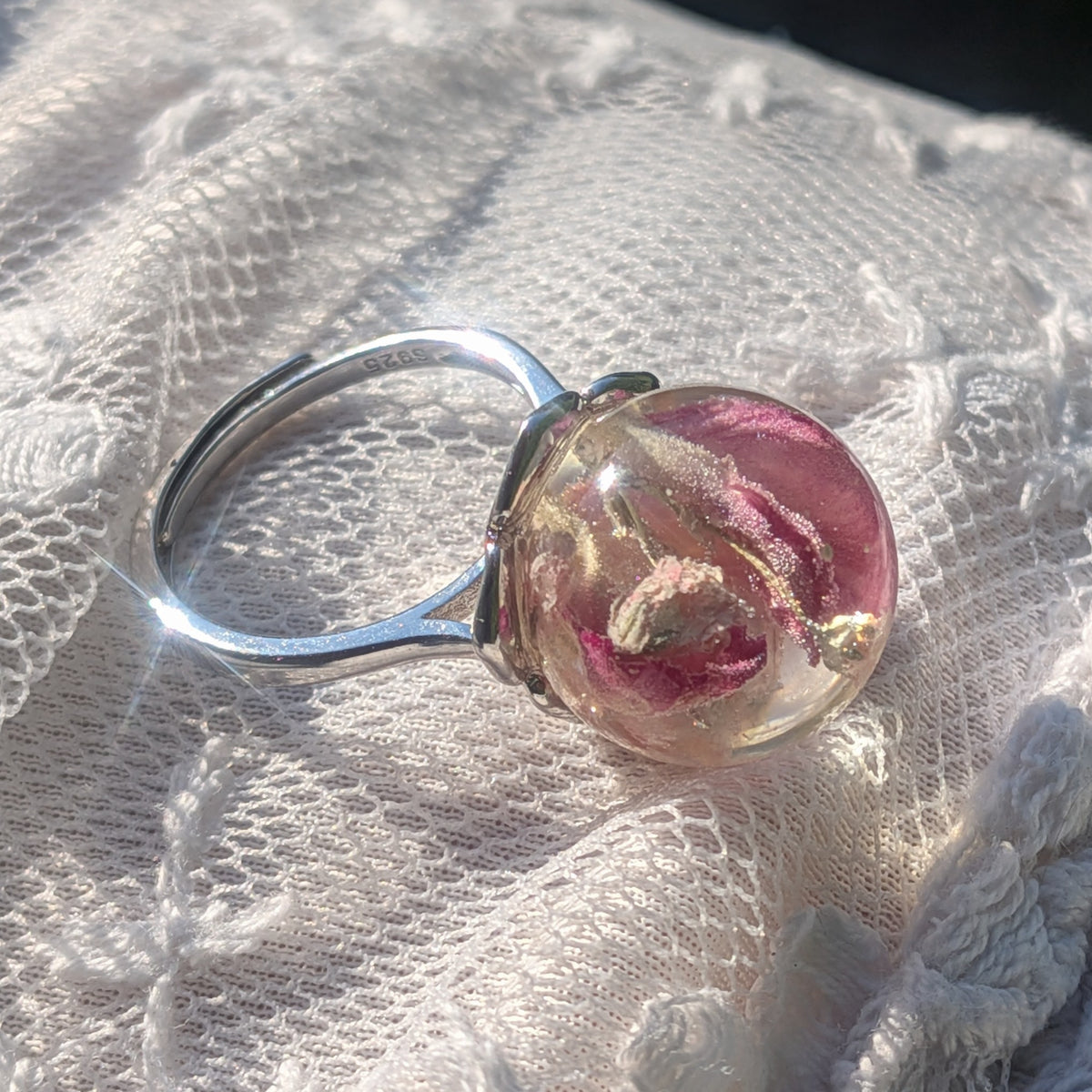 Pink carnation resin sphere ring on white fabric – handmade adjustable flower ring, 16mm sphere – EL-CreationS