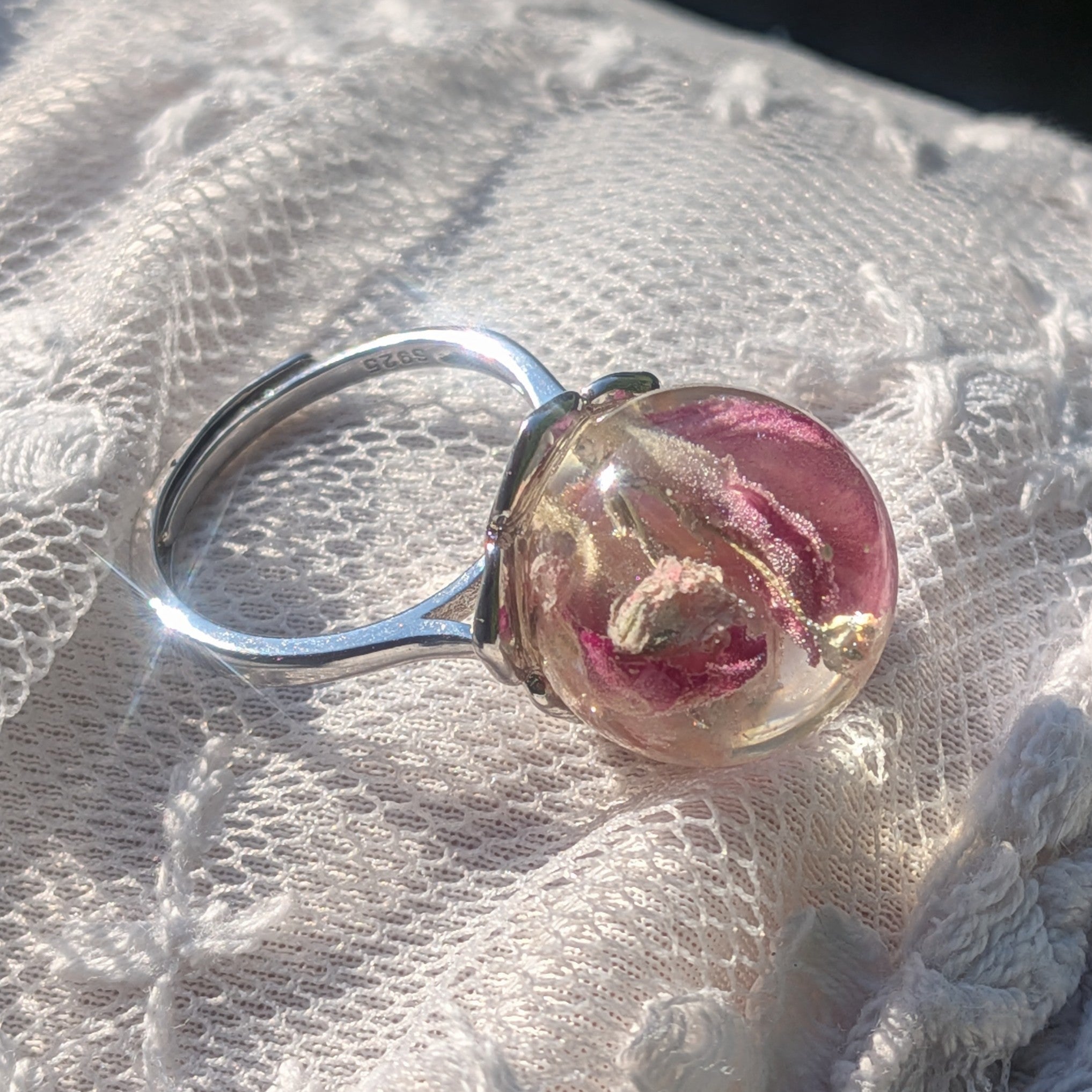 Pink carnation resin sphere ring on white fabric – handmade adjustable flower ring, 16mm sphere – EL-CreationS