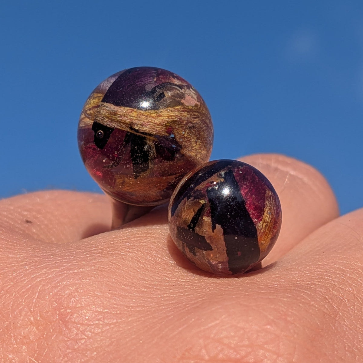 Tulip petal resin double sphere ring close-up on hand green background – EL-Creations