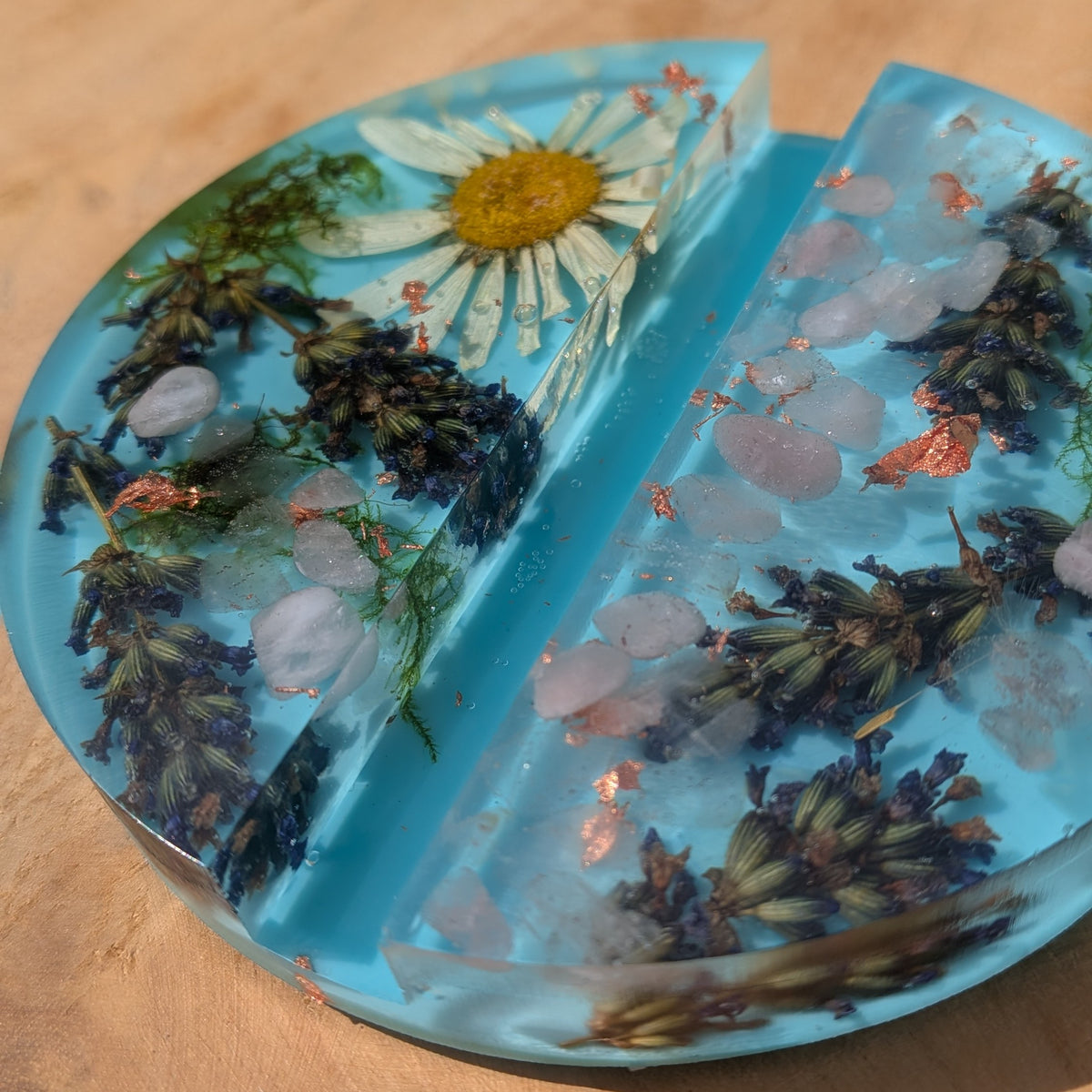 Top view of round turquoise resin phone stand with real wildflowers, lavender sprigs, moss and rose quartz – EL-CreationS