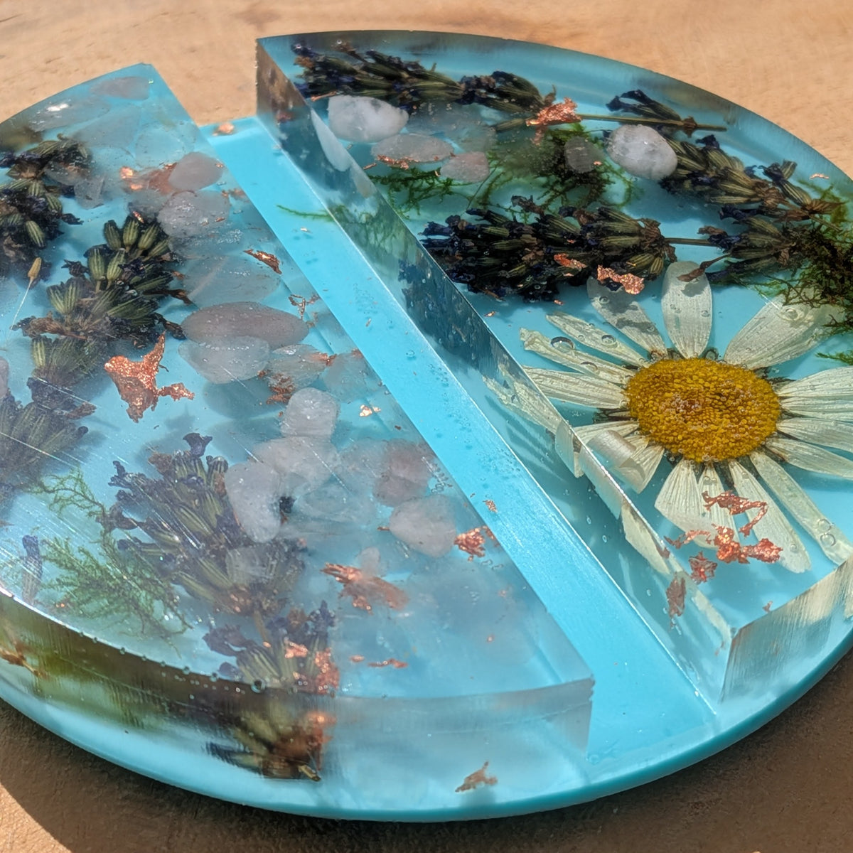 Resin phone stand with rose quartz crystals– EL-CreationS
