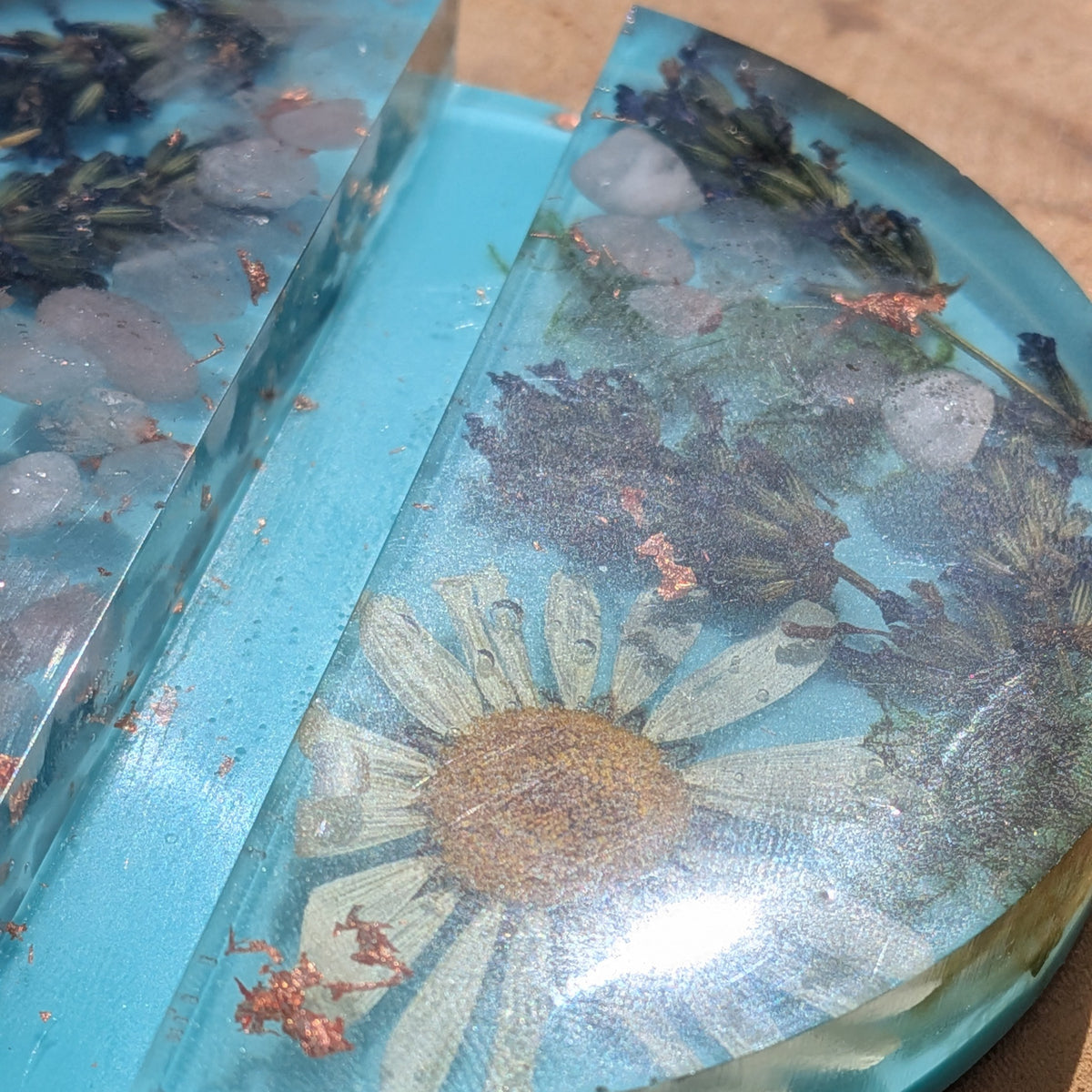 Smartphone resting in turquoise resin phone stand with real flowers and rose quartz – unique handmade nature gift – EL-CreationS