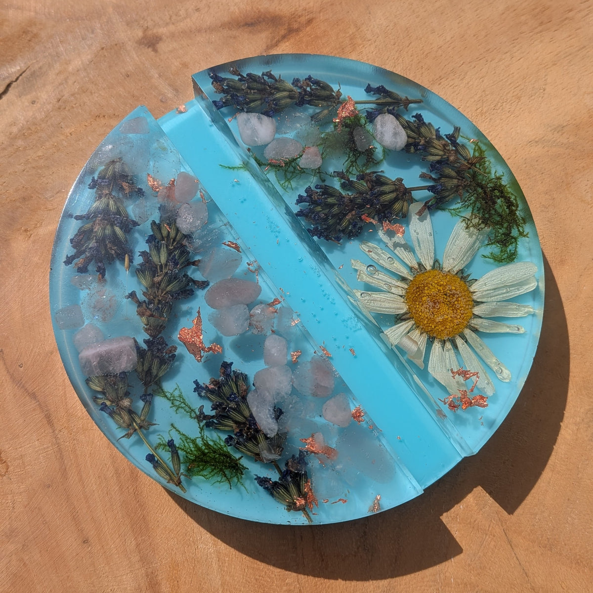 Floral resin phone stand with turquoise and real flowers – EL-CreationS