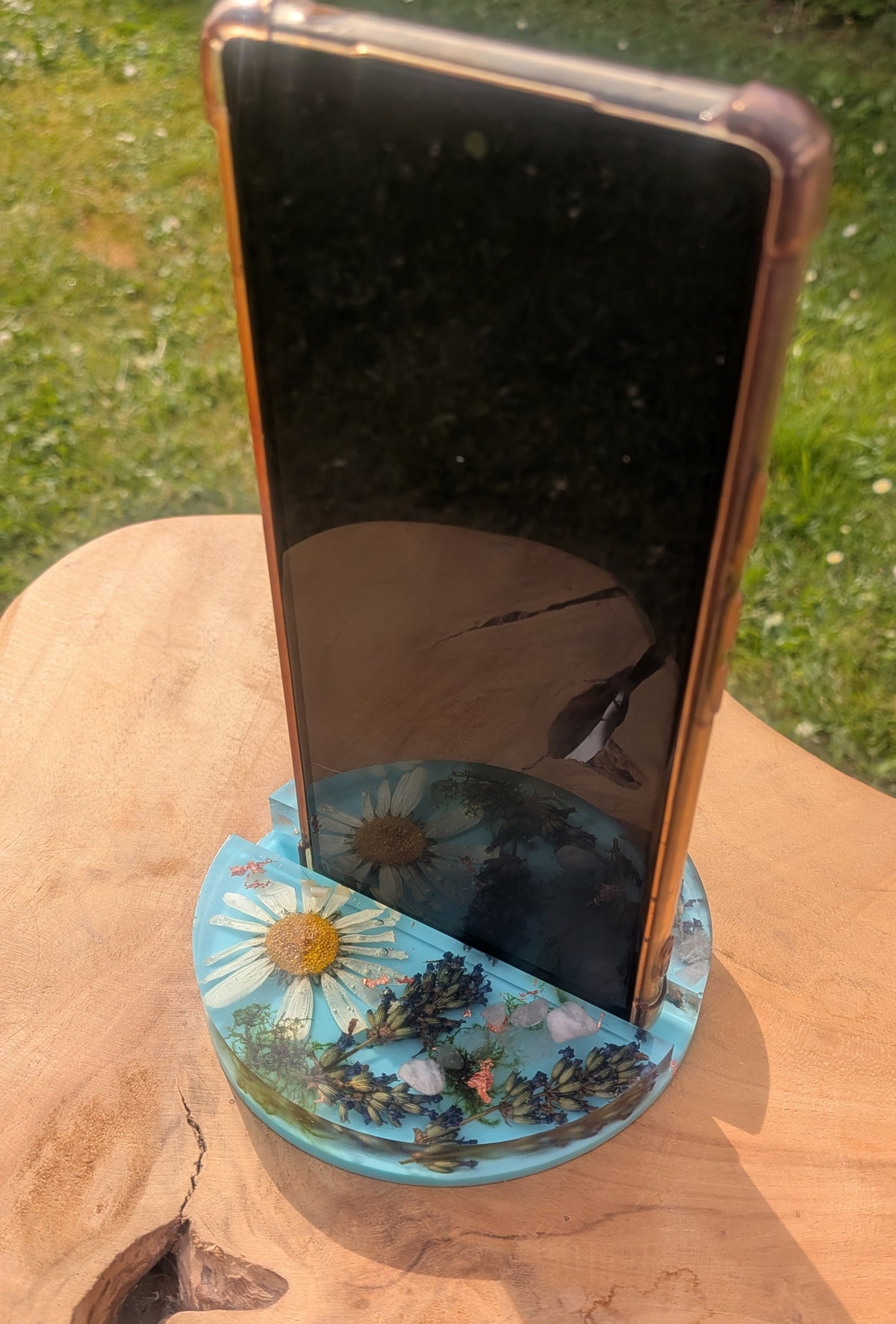 Handmade turquoise resin phone stand with real dried lavender and rose quartz – cottagecore desk gift Belgium – EL-CreationS