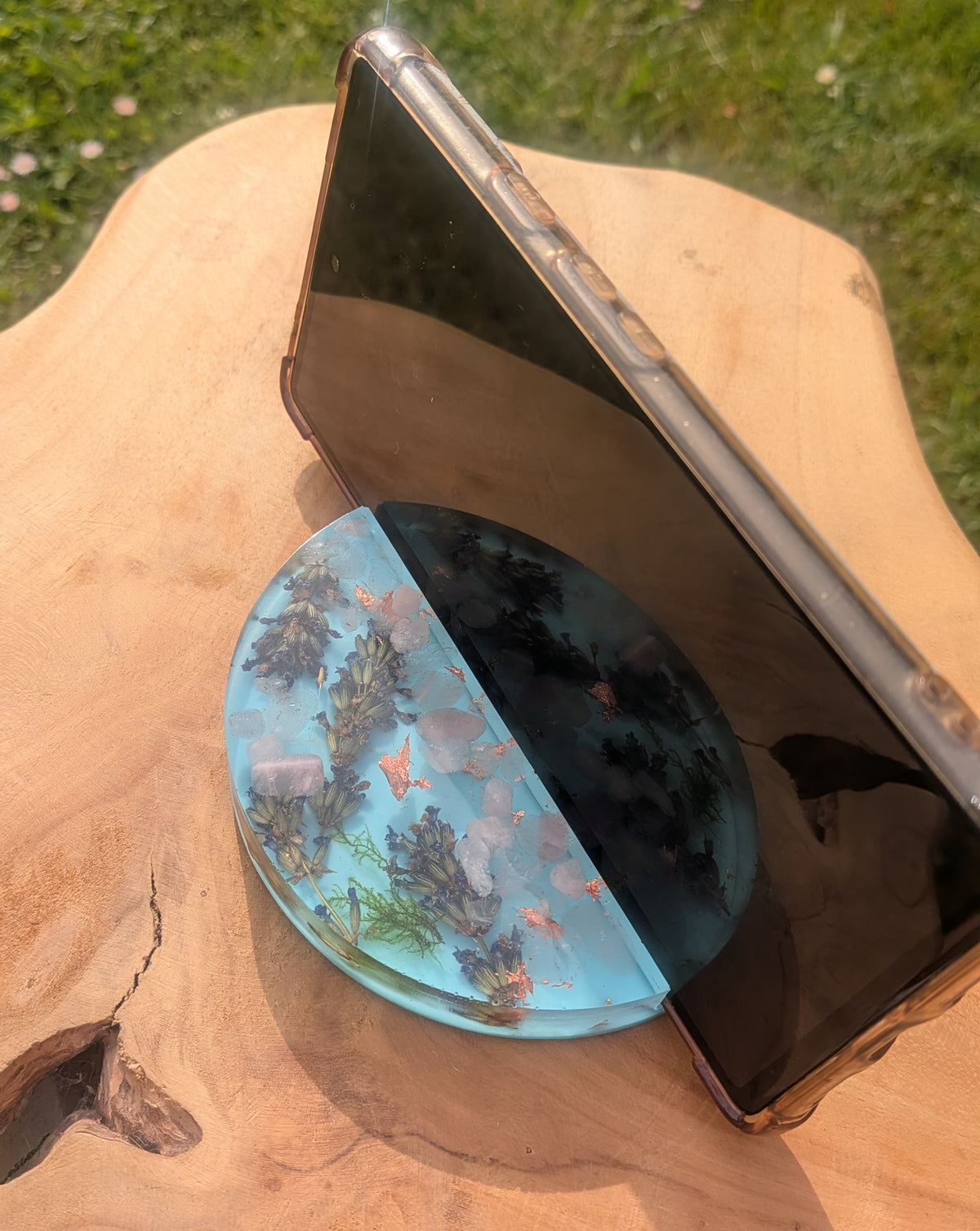 Botanical resin phone holder with real daisy and lavender flowers – unique handmade desk accessory 10cm – EL-CreationS