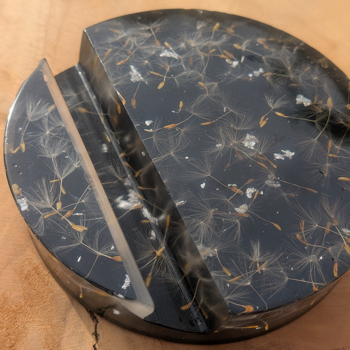 Handmade round resin phone stand with dandelion seeds – unique nature-inspired desk decor – EL-CreationS