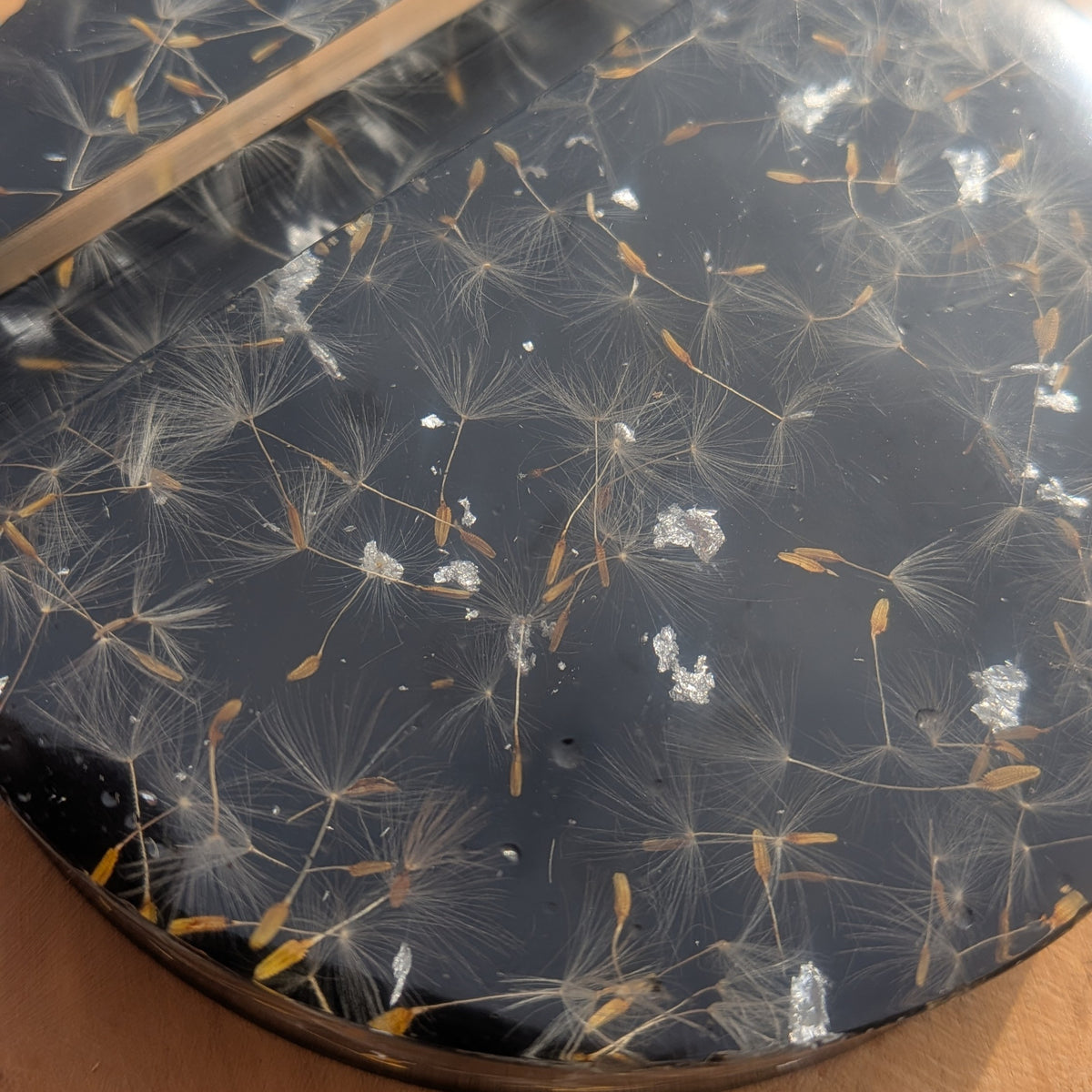 Dandelion resin phone holder on desk – botanical dark aesthetic accessory, compatible with all smartphones – EL-CreationS