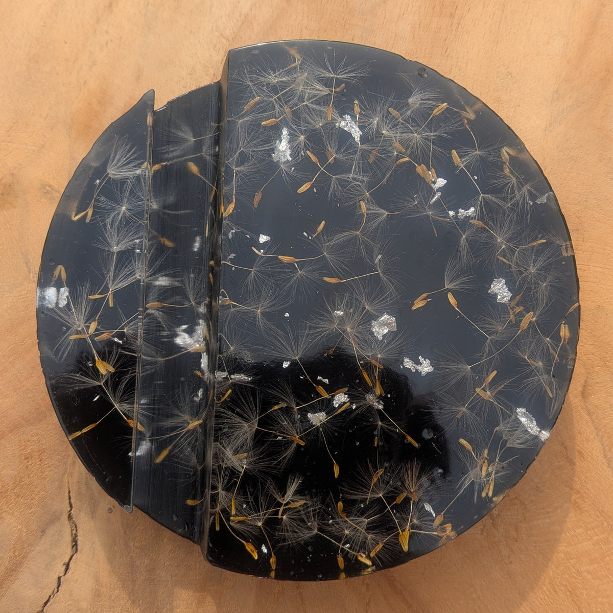 Black resin phone stand with real dandelion seeds and silver flakes, 10cm round, handmade – EL-CreationS