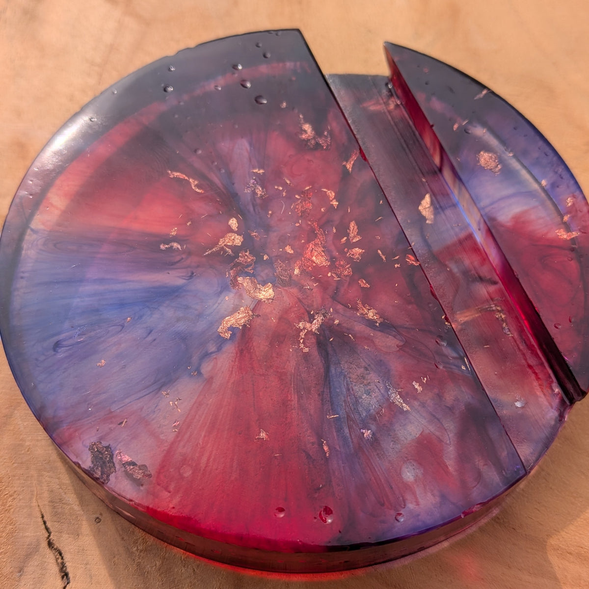 Crimson resin phone stand for desk – EL-CreationS