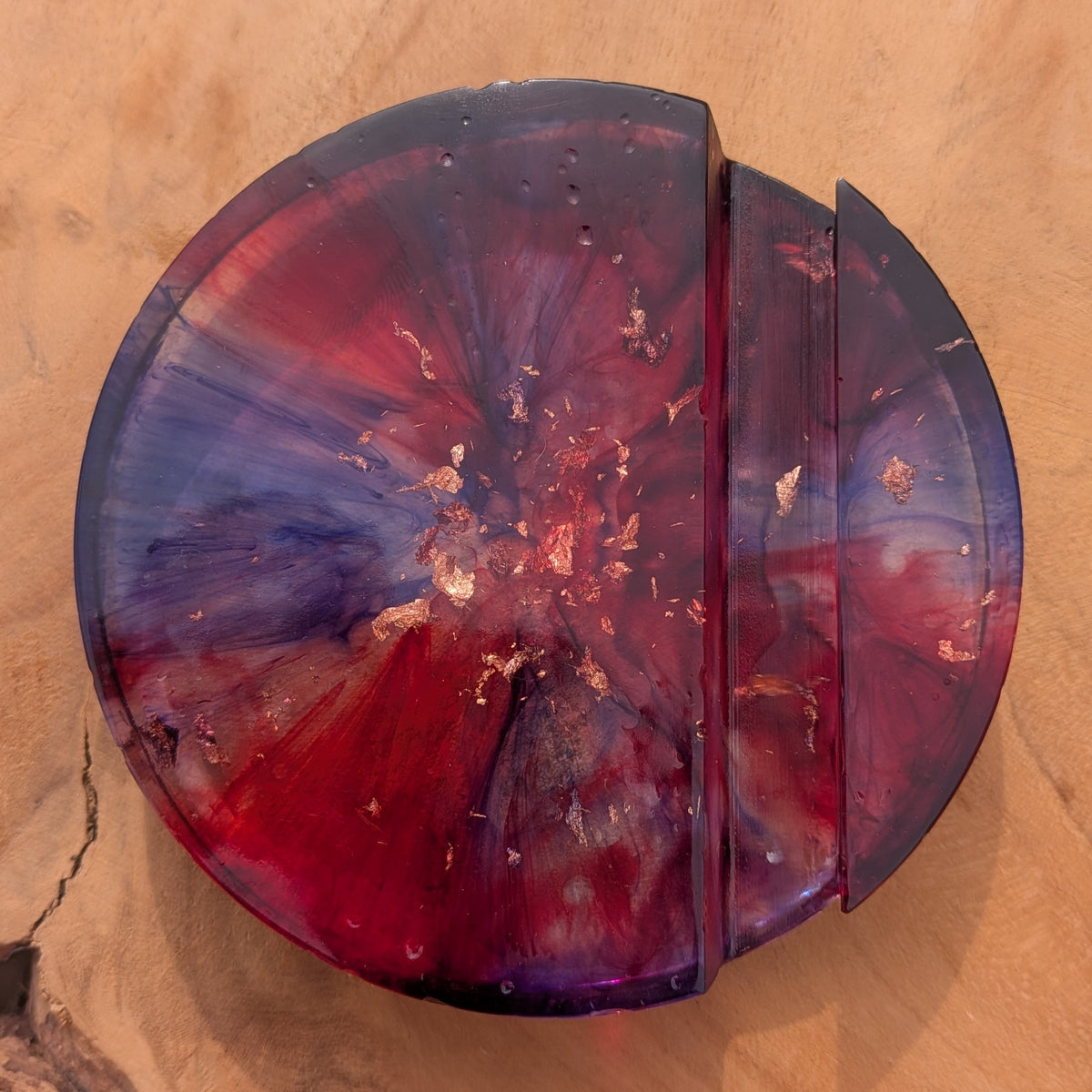Galaxy resin phone stand in crimson colors – EL-CreationS