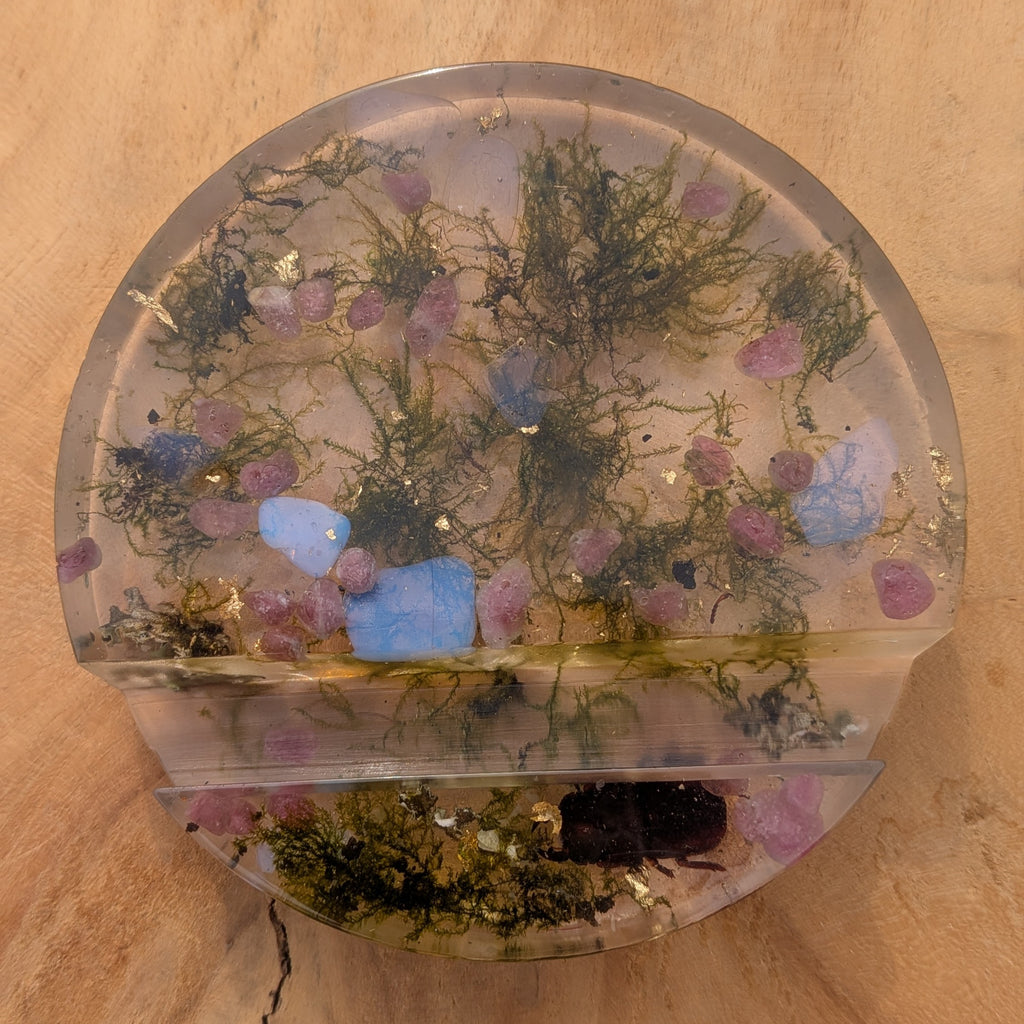 Moss resin phone stand with natural preserved moss EL-Creations