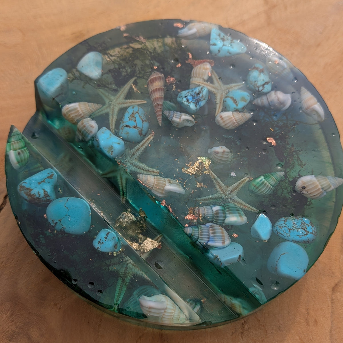 Ocean-inspired resin phone holder with real seashells and sea moss – EL-CreationS