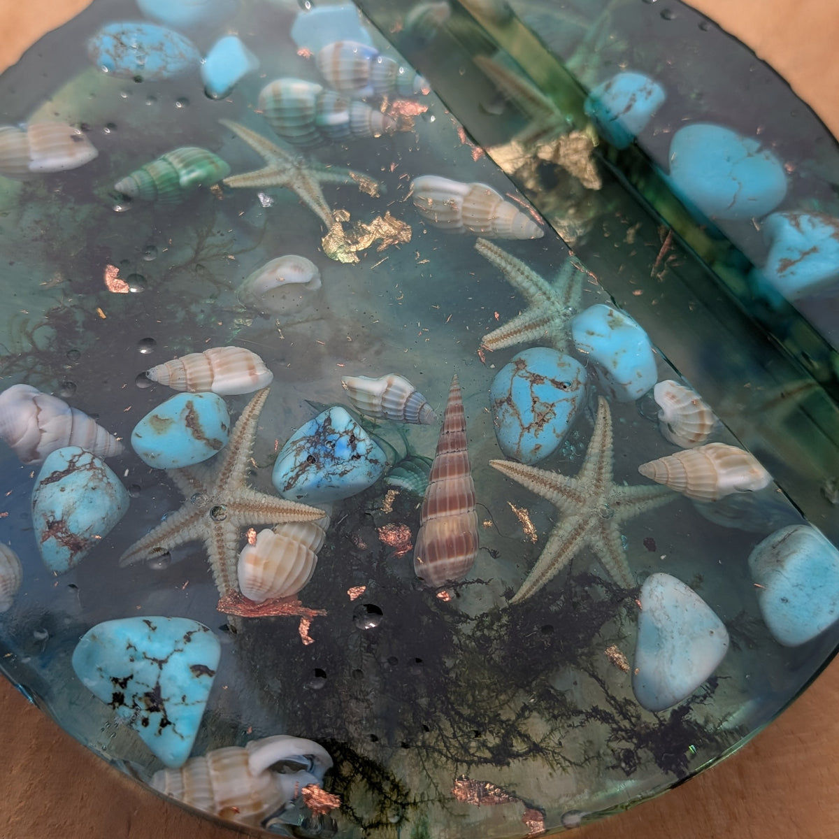 Coastal resin phone stand with gold flakes and natural shells – detail view – EL-CreationS