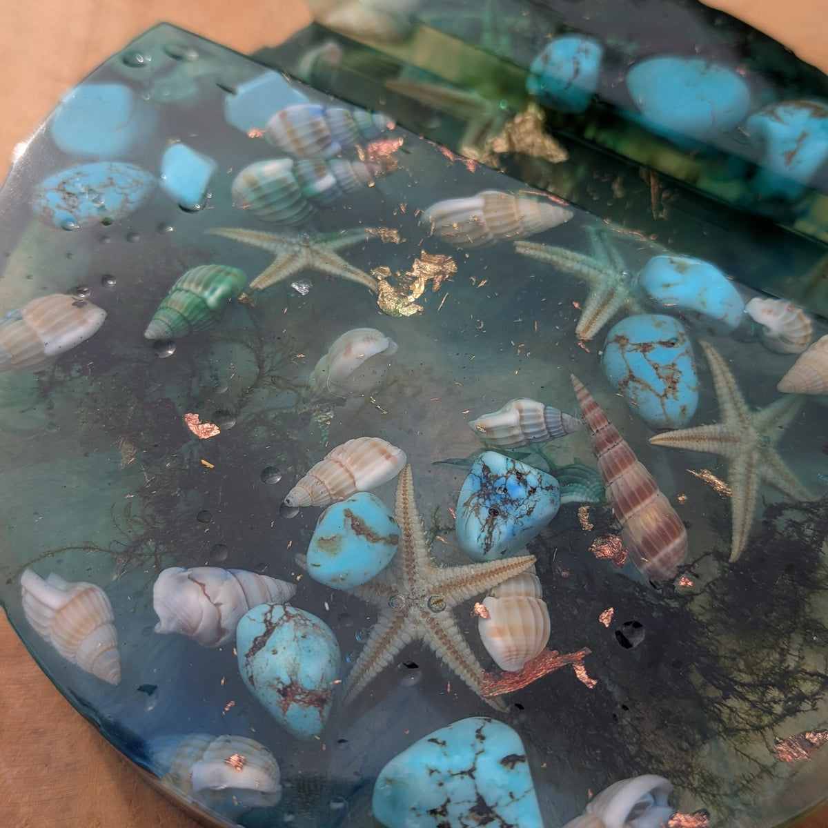 Resin phone stand with sea moss and copper leaf – top view – EL-CreationS