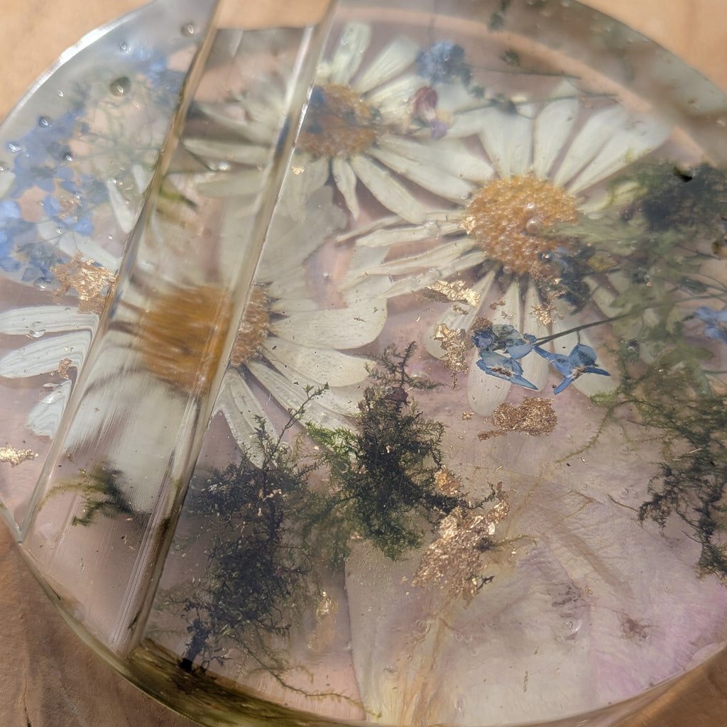 Round clear resin phone holder with real wildflowers – daisies and forget-me-nots preserved in resin, cottagecore desk gift – EL-CreationS