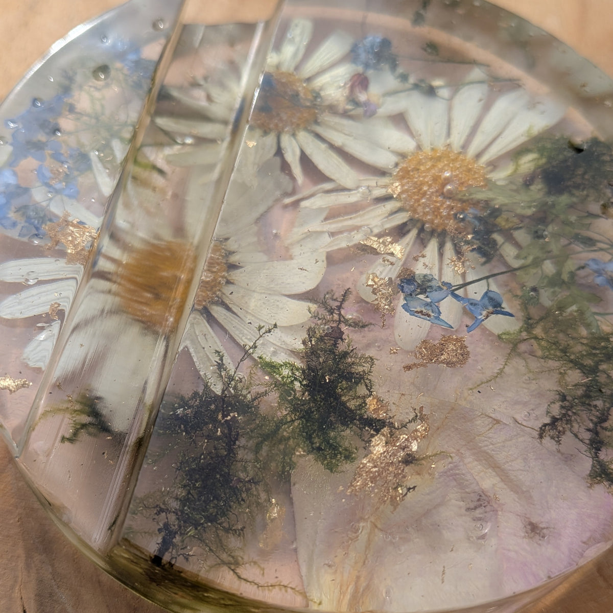 Round clear resin phone holder with real wildflowers – daisies and forget-me-nots preserved in resin, cottagecore desk gift – EL-CreationS