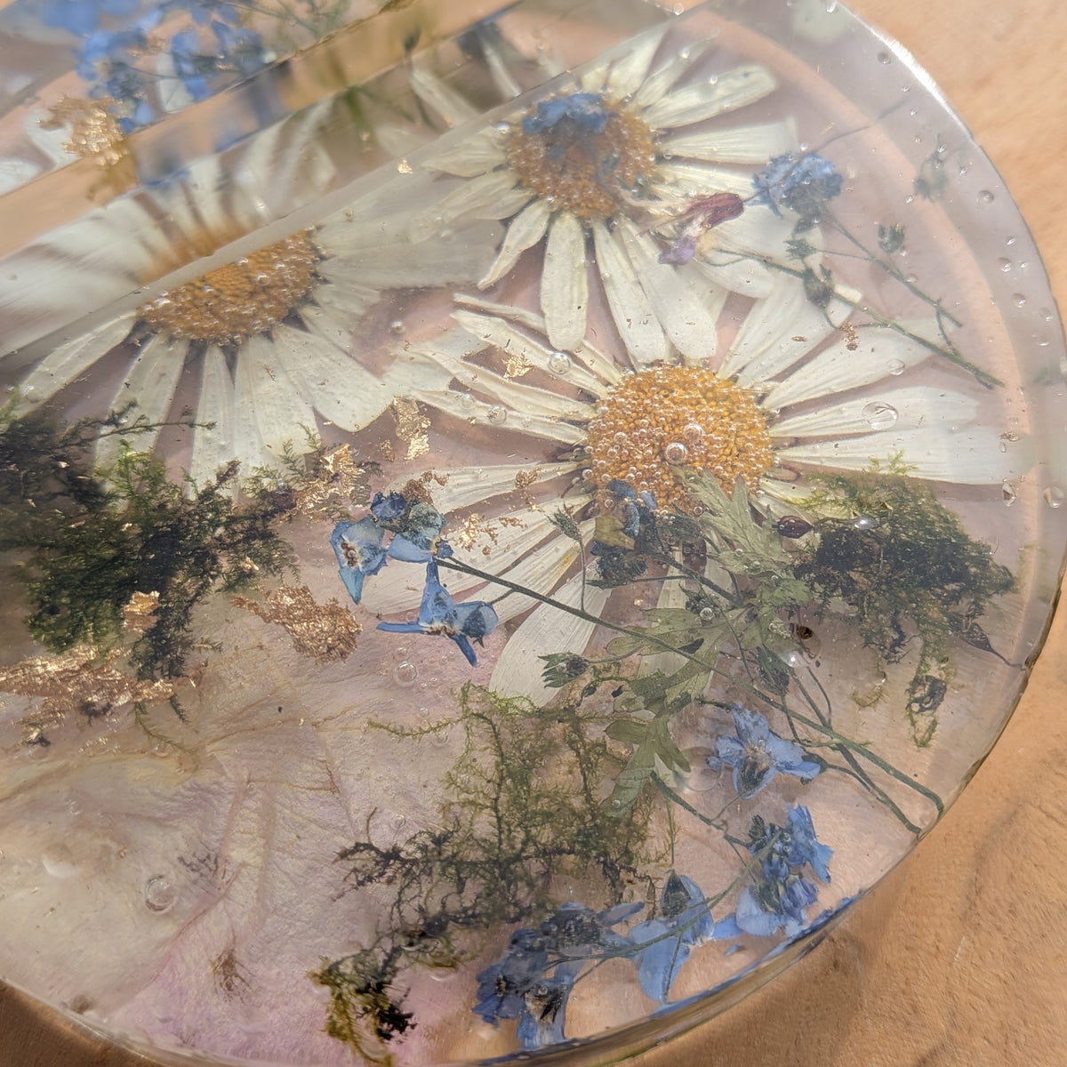 Real flower resin phone stand handmade in Belgium – EL-CreationS