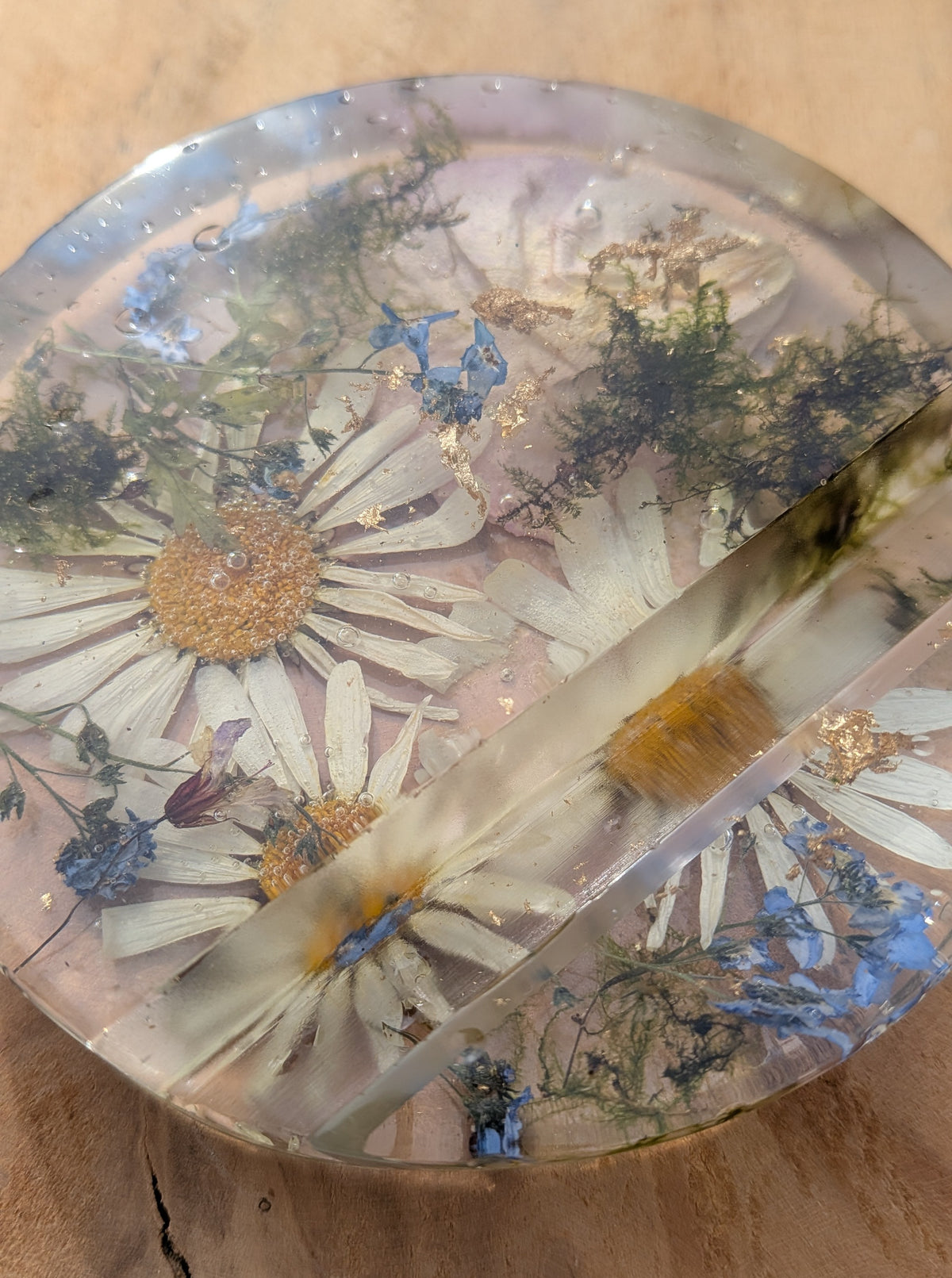 Clear resin phone holder with real wildflowers and moss – cottagecore desk decor, handmade in Belgium – EL-CreationS