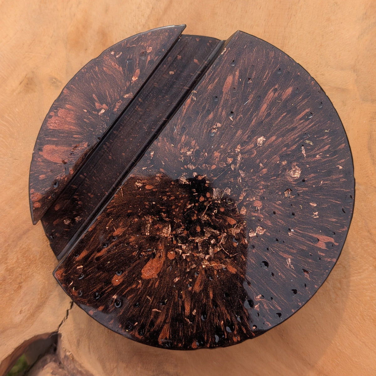 Handmade black resin phone stand with copper flakes, 10cm round dark aesthetic desk accessory – EL-CreationS