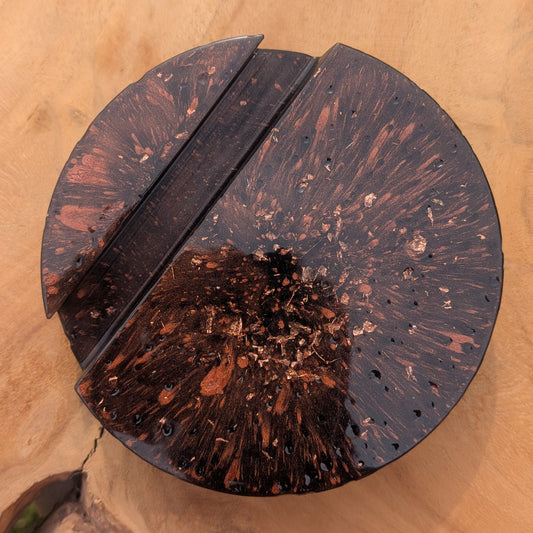 Handmade black resin phone stand with copper flakes, 10cm round dark aesthetic desk accessory – EL-CreationS