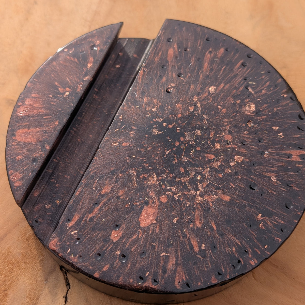 Handmade black resin phone stand with copper flakes – dark industrial desk gift, made in Belgium – EL-CreationS
