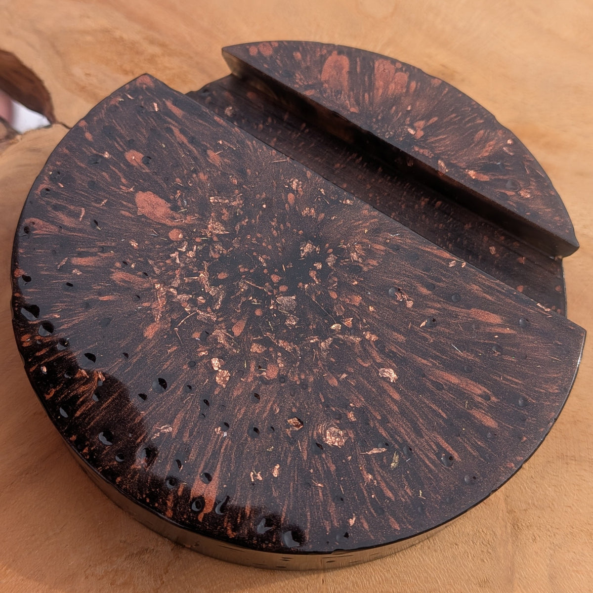 Top view of black and copper resin phone holder – unique handmade dark desk decor, 10cm diameter – EL-CreationS