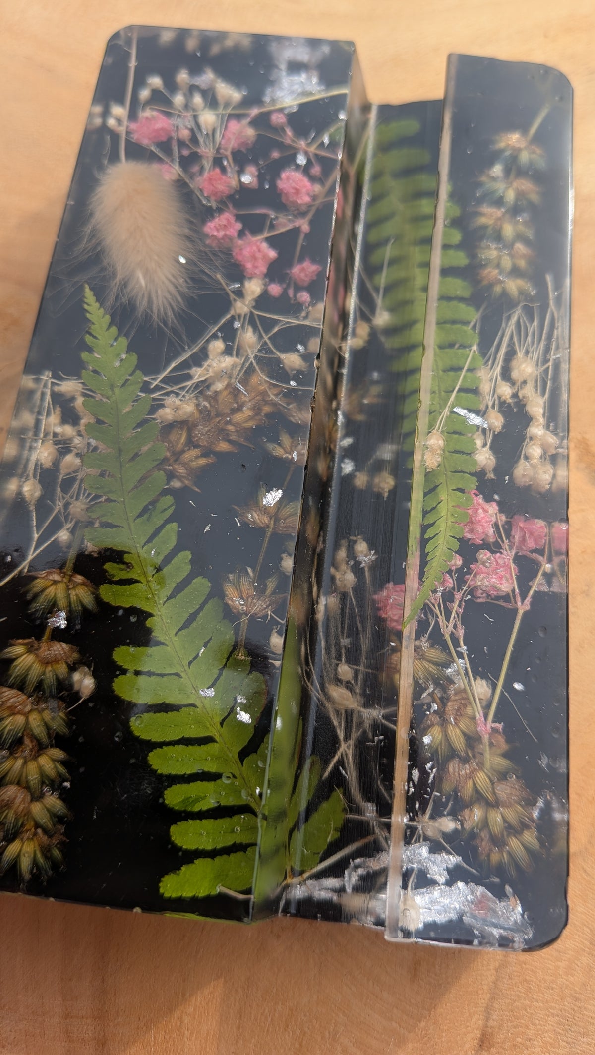 Black resin phone holder with preserved ferns and dried flowers – front view – EL-CreationS