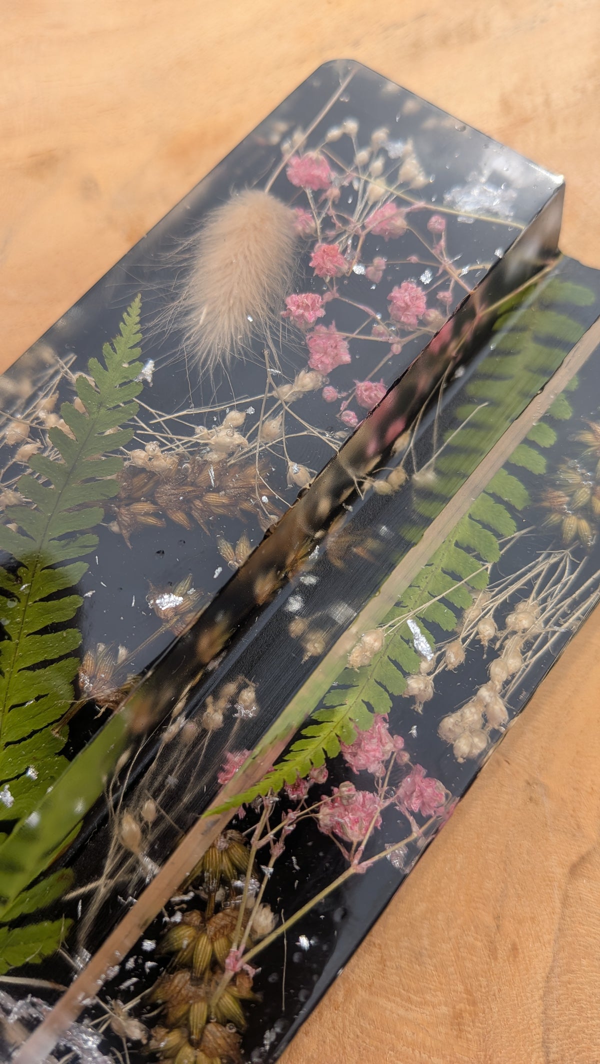 Botanical resin phone stand – real ferns and fluffy grass in black resin – EL-CreationS
