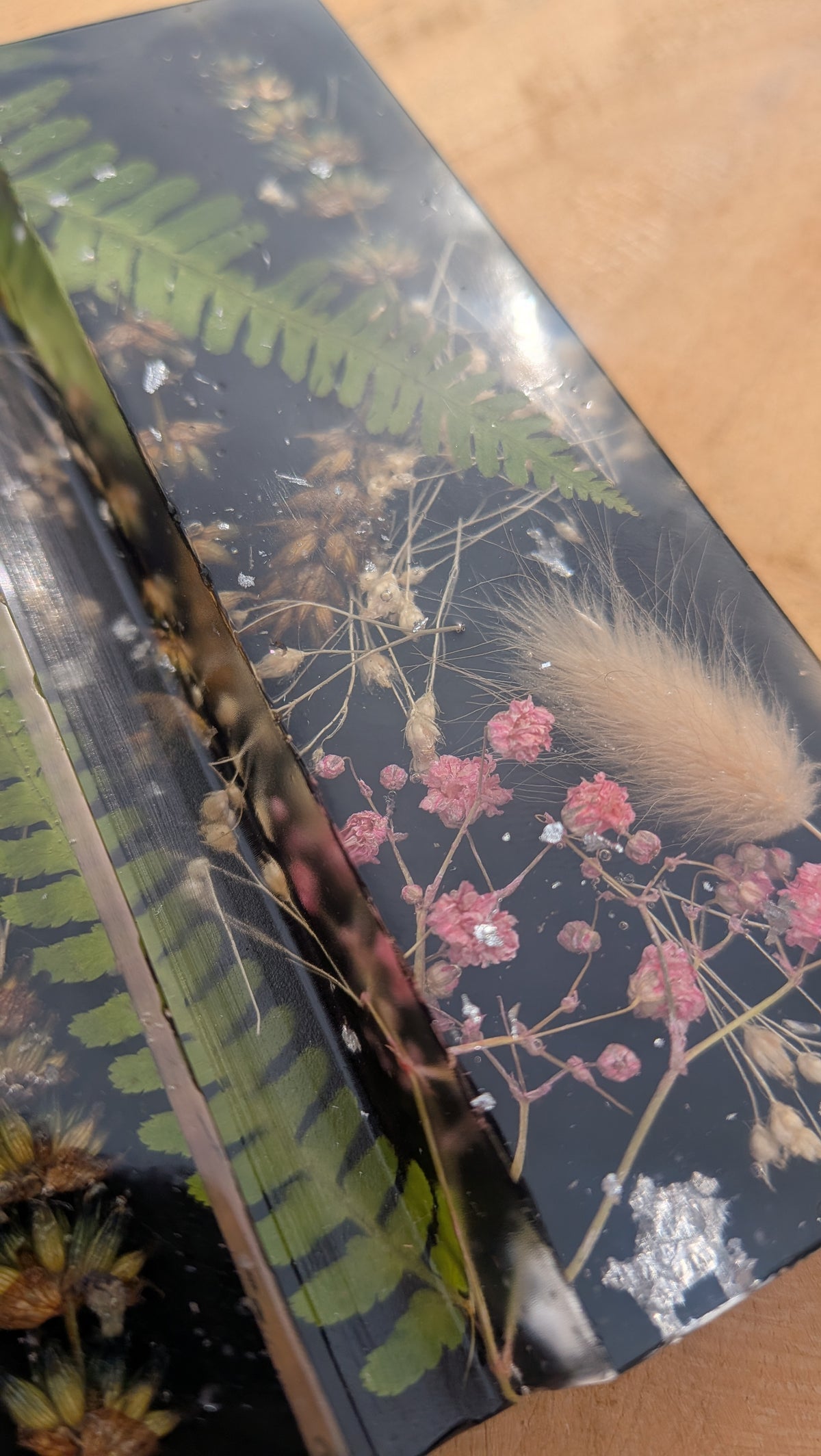 Handmade resin phone stand with pink flowers and dried botanicals – side view – EL-CreationS