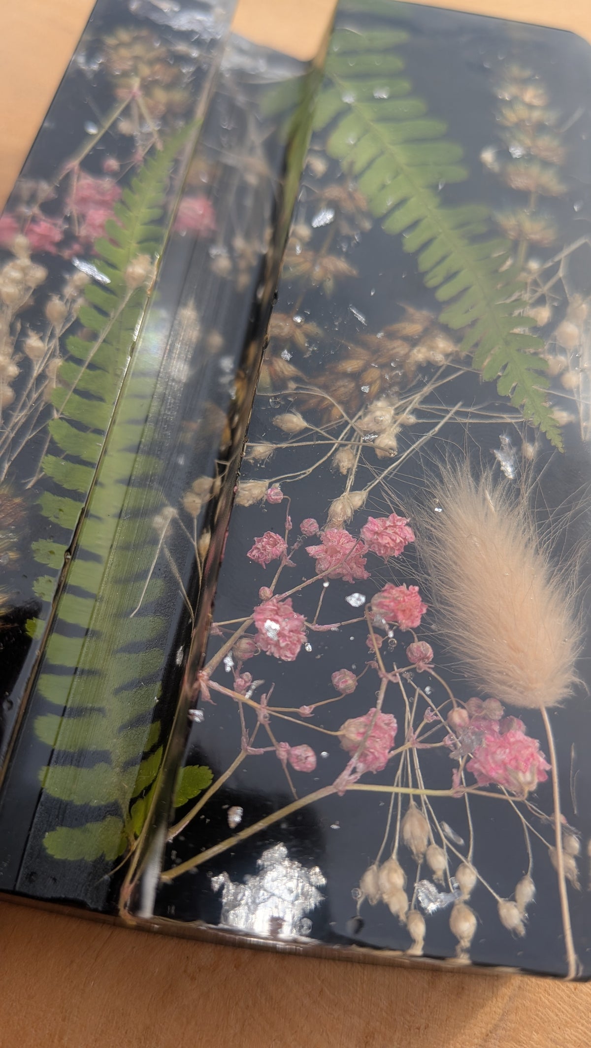 Detail view of botanical resin phone holder – ferns and wildflowers – EL-CreationS