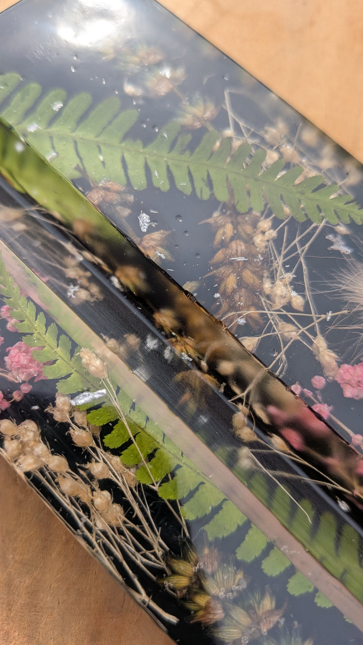Real pressed ferns and pink flowers in black resin phone stand – EL-CreationS