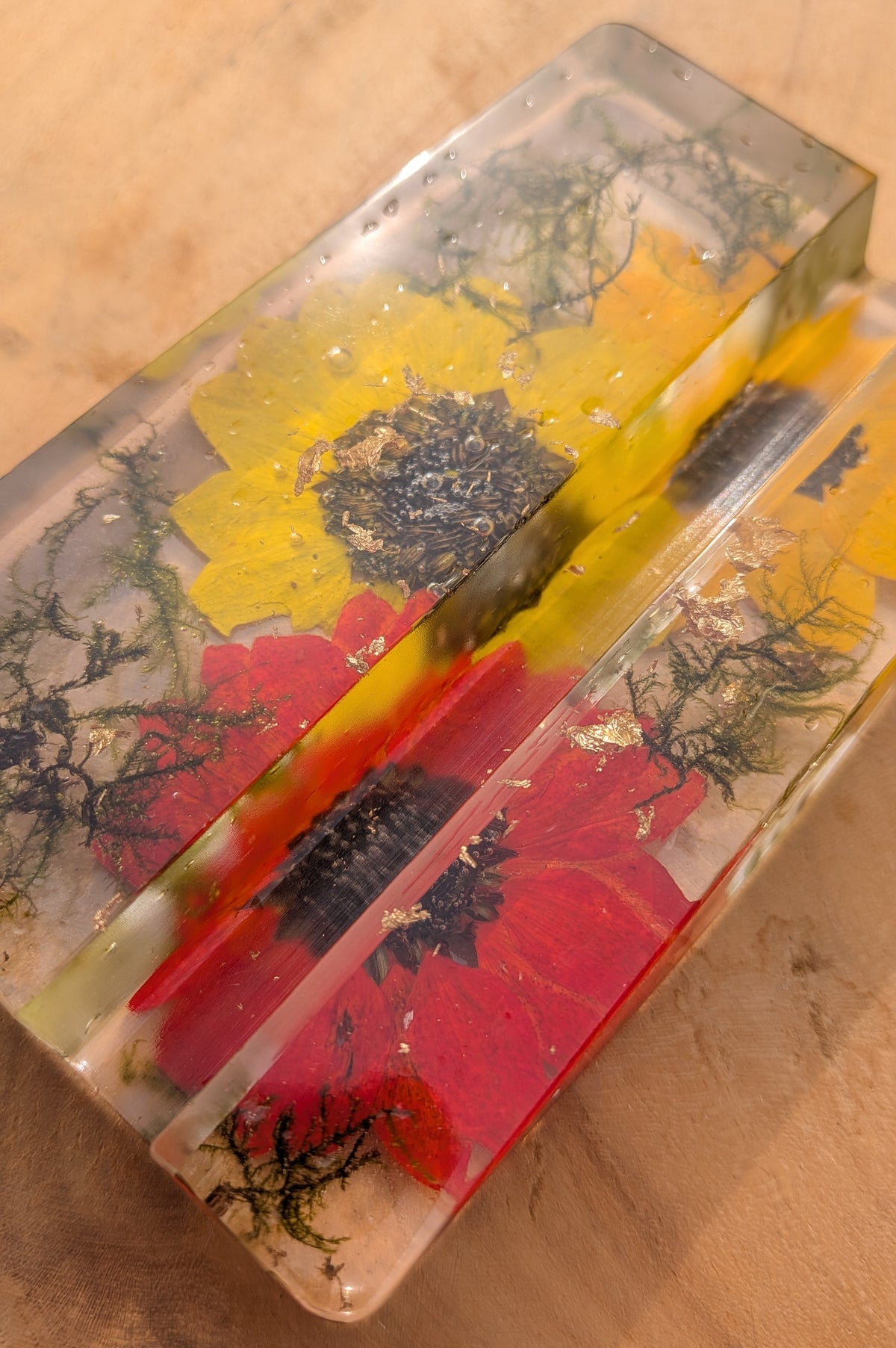 Floral resin phone stand with real flowers– EL-CreationS