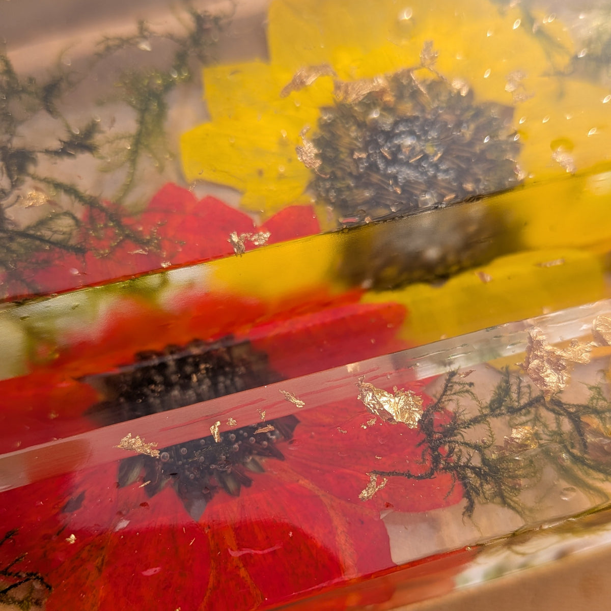 Crystal clear epoxy resin phone stand with dried flowers and natural moss – EL-CreationS