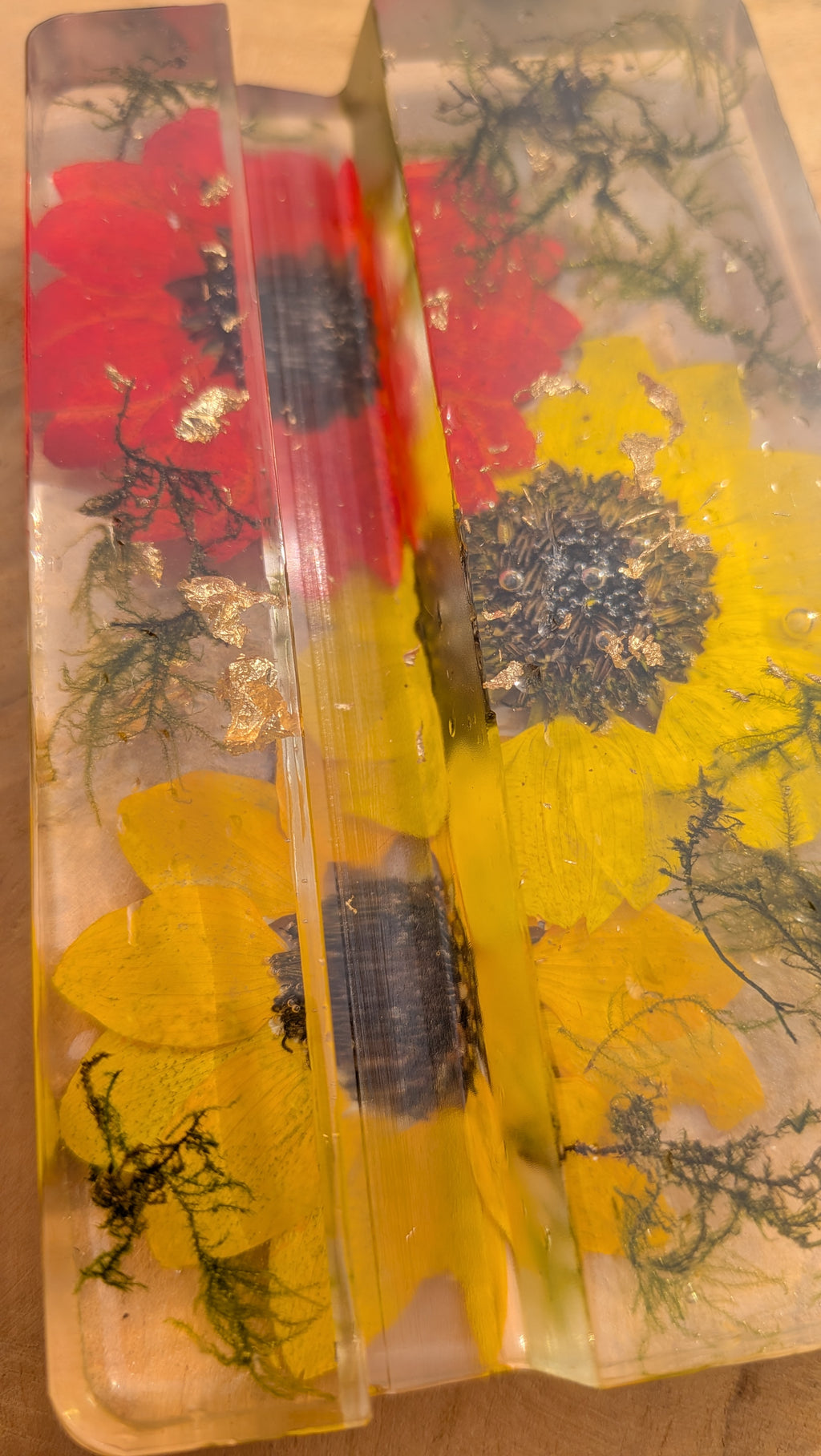 Unique resin phone stand with real dried flowers – front view – EL-CreationS