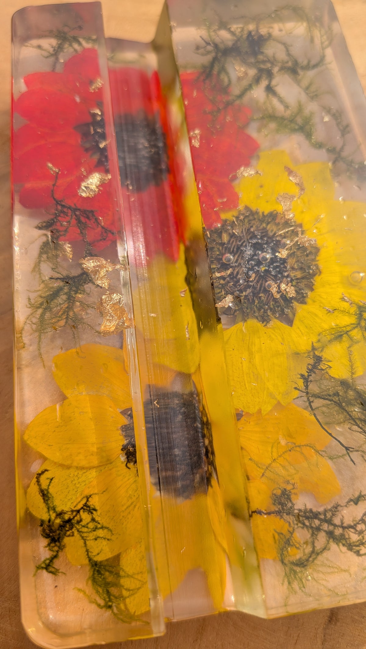 Unique resin phone stand with real dried flowers – front view – EL-CreationS