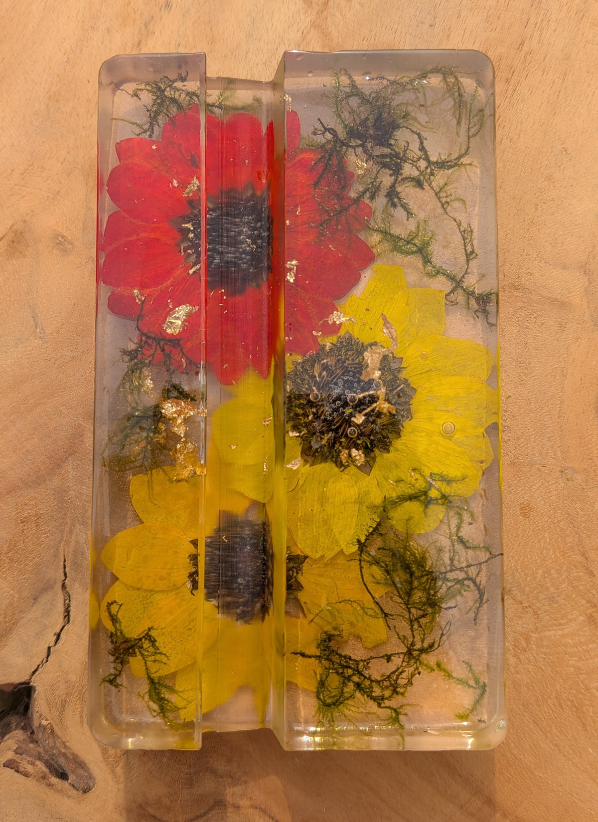 Side view of botanical resin phone stand with sunflowers and red poppies – EL-CreationS